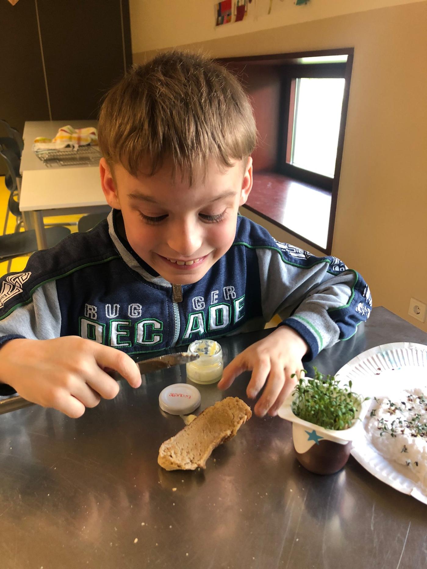 . Selbstgemachten Butter auf das Brot streichen