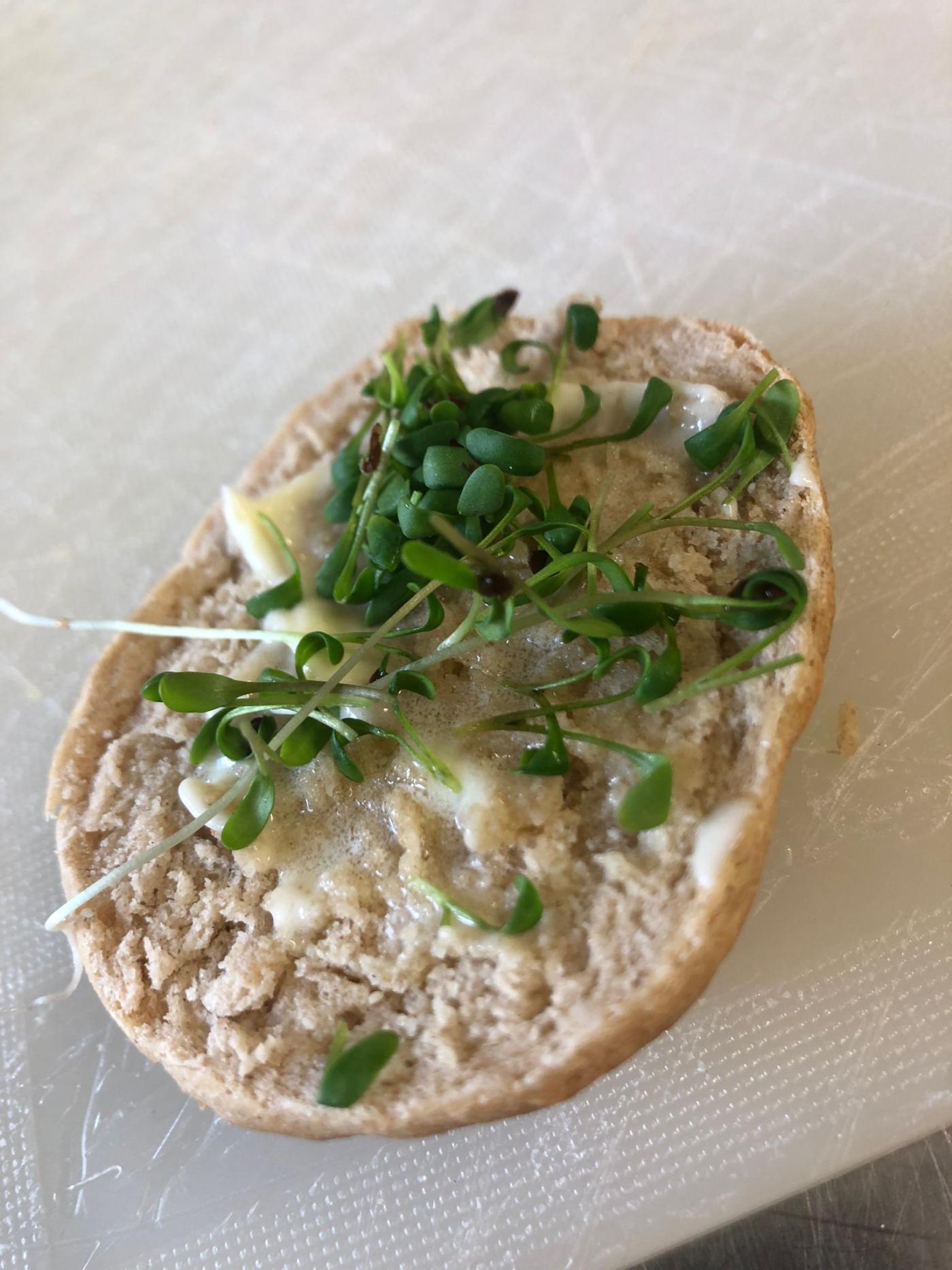 . Selbstgemachtes Brot mit Kresse