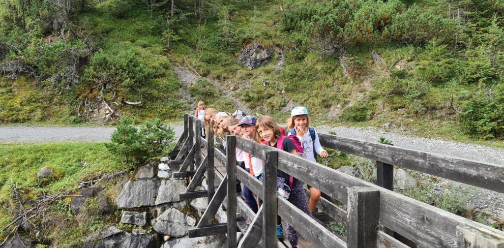 Kinder auf der Brücke